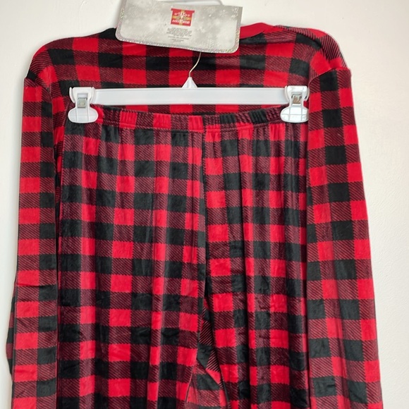 NWT Family Matching pajamas Mom Size Small Color Plaid Red & Black - Picture 7 of 8